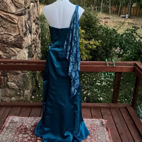 Modern Maids bridesmaid gown with jeweled hip brooch one shoulder lace size 10 - Picture 10 of 14